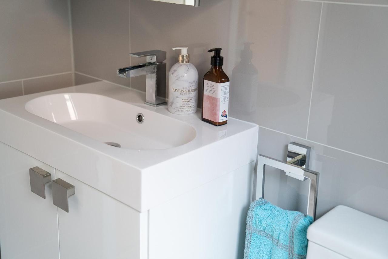 Bed and Breakfast The Cedars West Clandon Екстер'єр фото